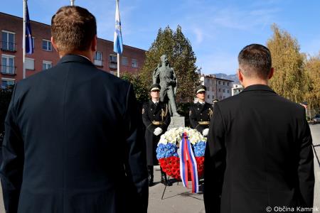 Ob 1. novembru smo se s polaganjem cvetja k osrednjim kamniškim spomenikom poklonili žrtvam vojn (11)